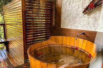 Deep soaking bathtub