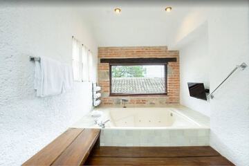 Jetted tub
