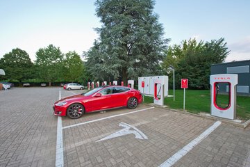 Electric vehicle charging station