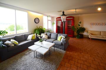 Lobby lounge