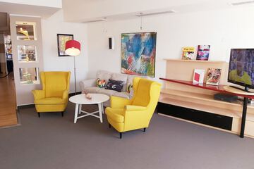 Lobby lounge