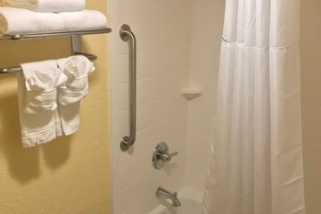 Deep soaking bathtub