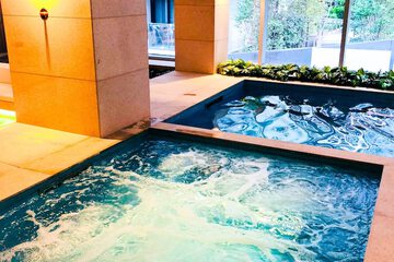 Indoor spa tub