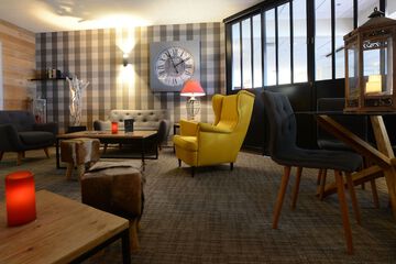 Lobby lounge