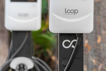 Electric vehicle charging station