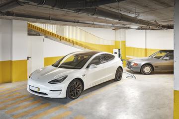 Electric vehicle charging station