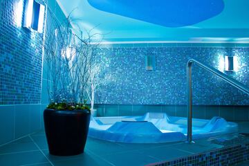 Indoor spa tub
