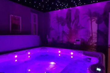 Indoor spa tub