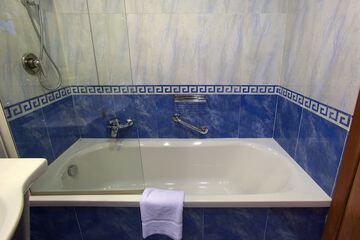 Deep soaking bathtub