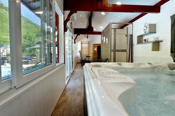 Indoor spa tub