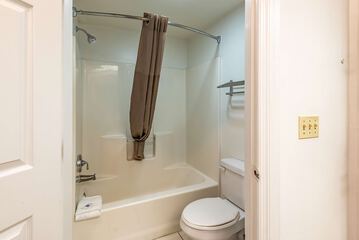 Deep soaking bathtub