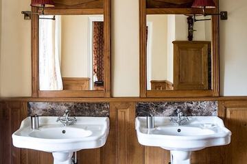 Bathroom sink