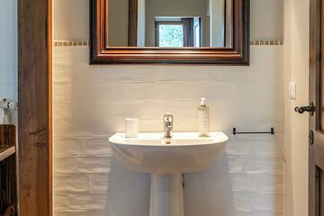 Bathroom sink