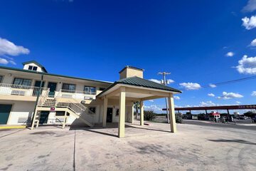 OYO Garden Inn and Suites Pearsall I-35 East