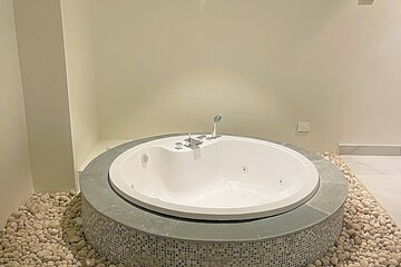 Private spa tub