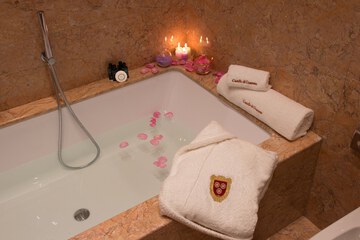 Deep soaking bathtub