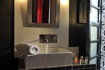 Bathroom sink