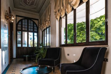 Lobby lounge