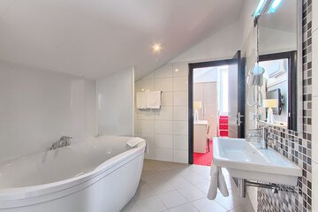 Deep soaking bathtub