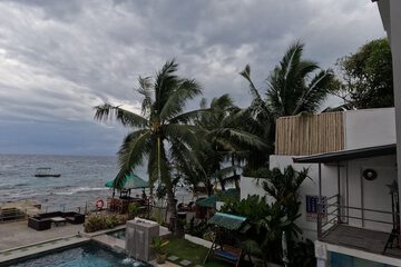 Swim-up bar