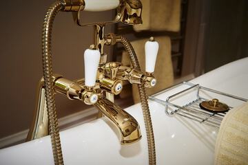 Deep soaking bathtub