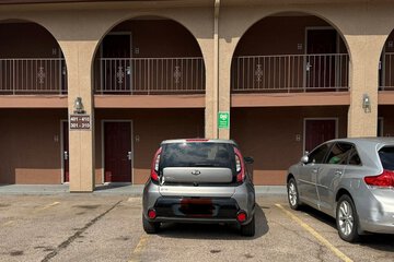 Electric vehicle charging station
