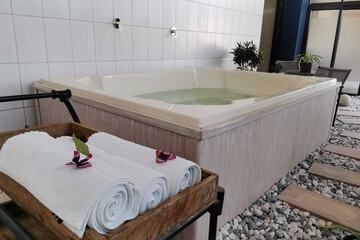 Indoor spa tub