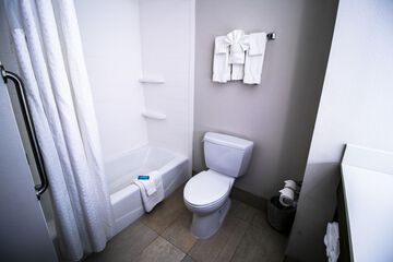 Deep soaking bathtub