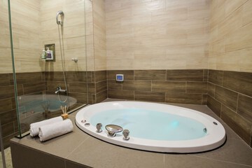 Deep soaking bathtub