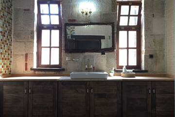 Bathroom sink