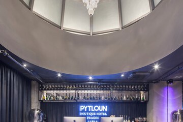 Concierge desk