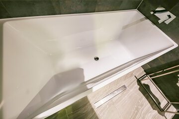 Deep soaking bathtub