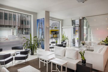 Lobby lounge