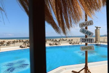 Swim-up bar