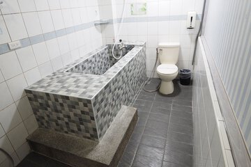 Deep soaking bathtub