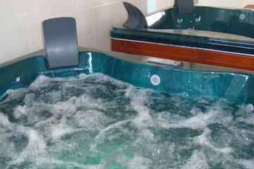 Indoor spa tub