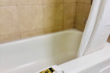 Deep soaking bathtub