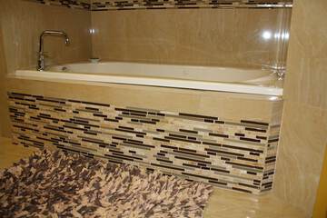 Deep soaking bathtub