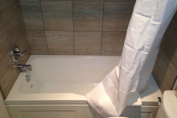 Deep soaking bathtub