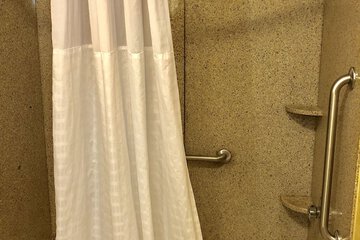 Deep soaking bathtub