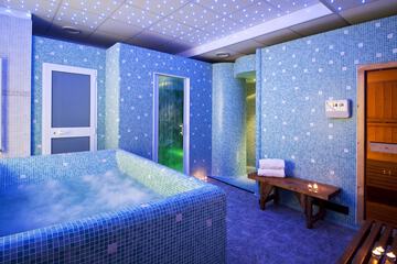 Indoor spa tub