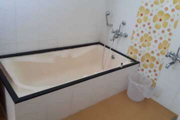 Deep soaking bathtub