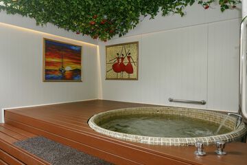Private spa tub
