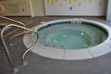 Indoor spa tub