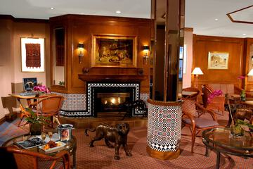 Lobby lounge