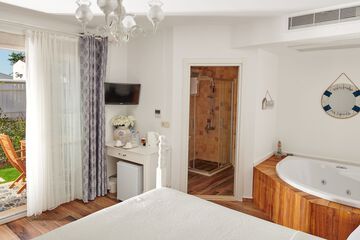 Private spa tub
