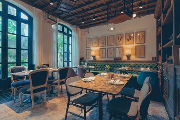 Lobby lounge