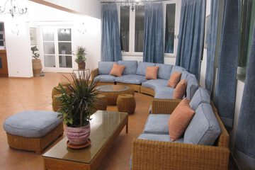 Lobby lounge