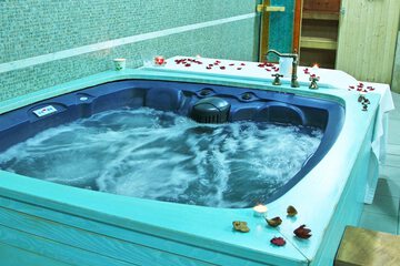 Indoor spa tub