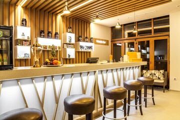 Swim-up bar